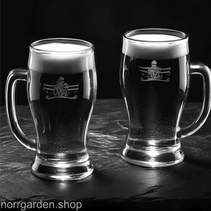 Skifferbricka med graverad ölmuggar i rad – perfekt present till öl-älskaren