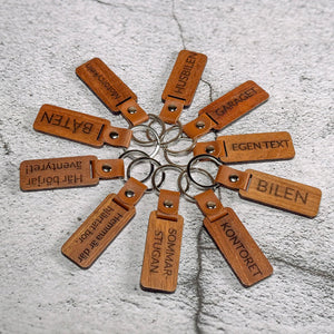 Nyckelringar i trä med personligt anpassad gravering