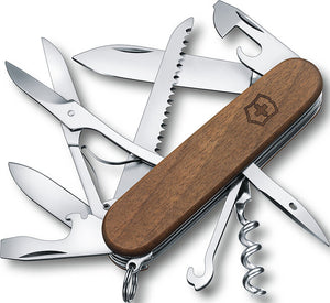 Klassisk Victorinox Huntsman fickkniv i trä med flera verktyg, tillverkad i Schweiz