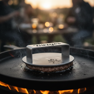 Burger Store Smashjärn pressar en smashburger på grillen – personlig gravering
