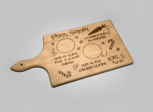 Personlig julbräda i trä med gravyr ”Dear Santa” mot neutral bakgrund. Visar detaljarbete och gravyren med plats för kakor, mjölk och morot till tomten.