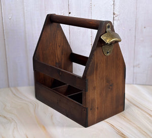 Flaskhållare i mörkt trä – baksidan med flasköppnare syns tydligt