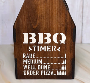 Närbild på gravyr med texten "BBQ Timer – Rare, Medium, Well Done, Order Pizza"