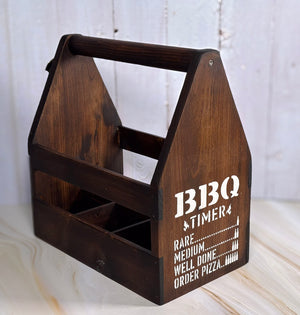 Rustik flaskhållare med 6 flaskor – sned vinkel som visar texten