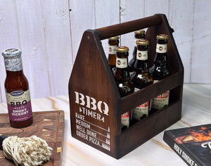 Handgjord flaskhållare i trä med humoristisk "BBQ Timer"-text – perfekt till grillmästaren