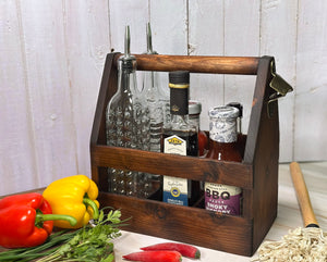 Handgjord flaskhållare i trä med metallöppnare – sned vinkel