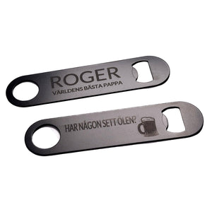 Flasköppnare i svart metall graverad med texten “Världens bästa pappa” – perfekt fars dag-present från Norrgården