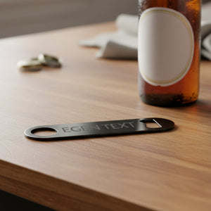 Svart flasköppnare i metall med personlig gravyr – välj egen text, motiv eller namn