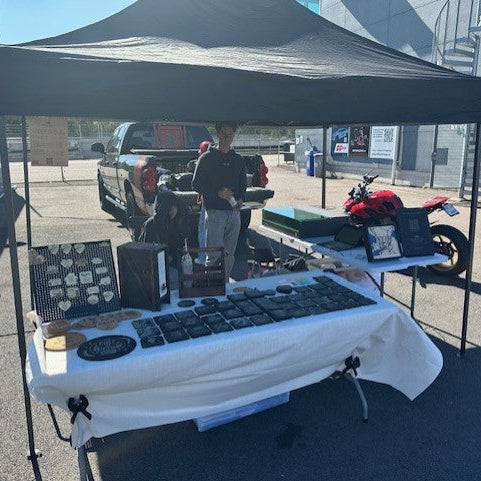 Gravering på plats med portabel laser under Nordic Ducati Weekend – uppskattat av besökare.