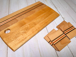 Handgjorda underlägg i trä, set om fyra, fotograferade tillsammans med en matchande unik skärbräda i samma träslag