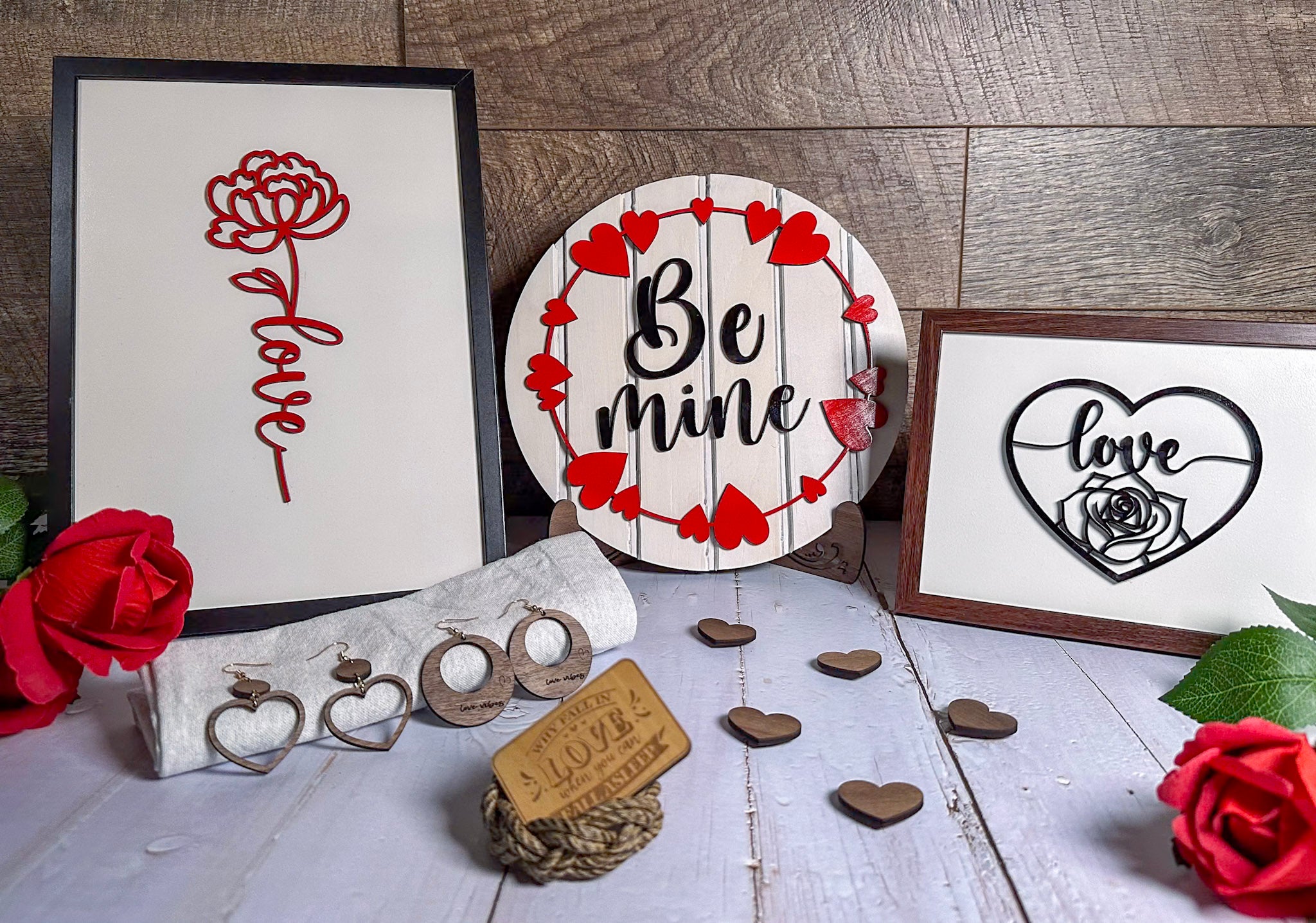 Hantverk i trä inför alla hjärtans dag - dekorskyltar, magneter och smycken