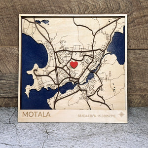 Handgjord karta i trä föreställande Motala.