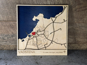 Karta i trä som visar Vadstena med hjärta