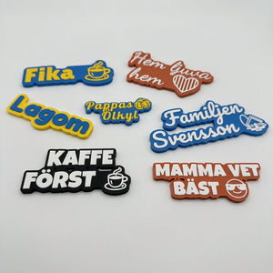 Sju kylskåpsmagneter med egen design, 3D-printade i två färger: Fika, Lagom, Pappas ölkyl, Hem ljuva hem, Familjen Svensson, Kaffe först och Mamma vet bäst