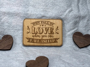 Magnet i trä med den humoristiska texten "Why Fall In Love When You Can Fall Asleep".