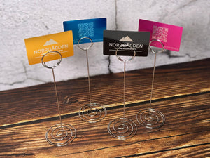 Färgade metallkort med gravyr i hållare – användbara för bordskyltar, menyer eller kontaktinformation.