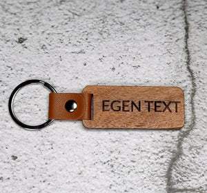 Nyckelring i trä med egen text graverad