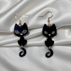 Örhängen i svart akryl formade som katter med svans