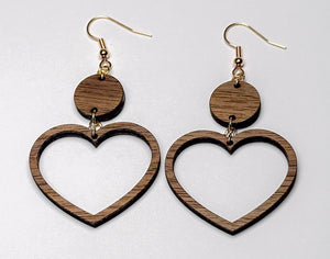 Närbild av våra hjärtformade örhängen i trä med rund detalj