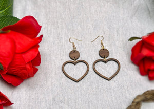 Hjärtformade örhängen i trä – naturlig skönhet i tidlös design