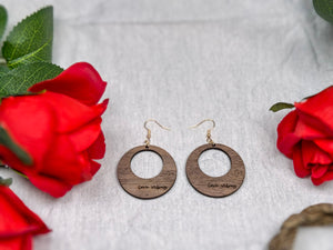 Love Vibes – Handgjorda örhängen i trä med graverad detalj