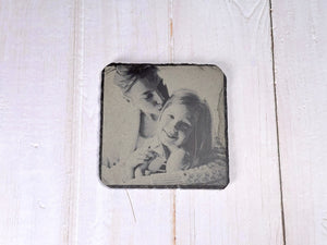 Familjefoto graverat på underlägg i skiffer