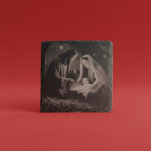 Julkrubba med Maria, Josef och Jesusbarnet graverad på skifferunderlägg.