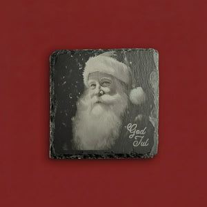 Tomteporträtt graverat på skifferunderlägg med texten God Jul.