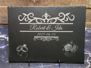 Personlig skiffertavla för bröllop med motiv av ringar och rosor