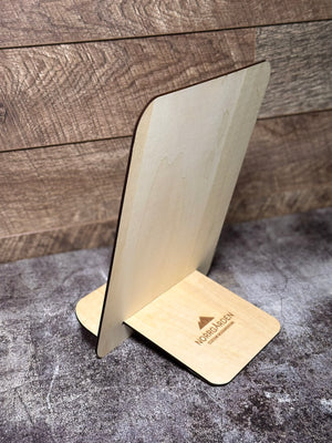 Baksida av Swish-skylt i trä, graverad med egen logo.