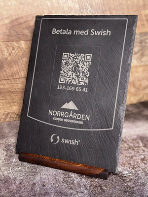 Swish-skylt i skiffer med QR-kod och ställ i betsat trä – personlig och elegant betalningslösning.