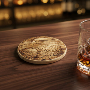 Träunderlägg med örn på bardisk