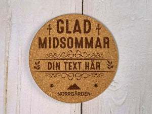 Personligt anpassade underlägg i kork med eget namn och midsommar-tema - perfekt till midsommarfesten