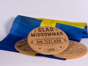 Personliga underlägg i kork med egen gravyr, snapsvisa och tema midsommar - kan användas för bordsplacering på midsommarfesten