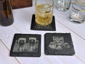 Skifferbricka gruppfoto med graverade underlägg – whisky och ölglas – perfekt present till drinkälskaren