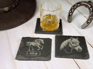 Underlägg i skiffer med hästar – exempel på både med och utan eget namn