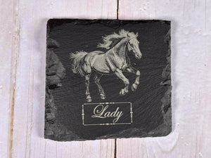 Skifferunderlägg med häst och personligt namn – unik present till hästvän
