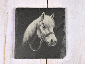 Underlägg i skiffer med graverad häst – perfekt gåva för hästälskare