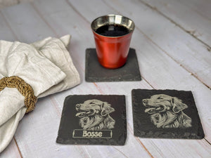 Underlägg i skiffer med motiv av hund – exempel på både med och utan eget namn