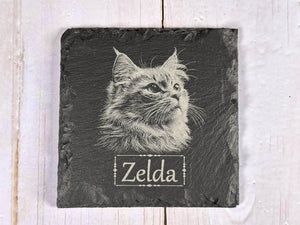 Skifferunderlägg med katt och personligt namn – unik present till kattälskare