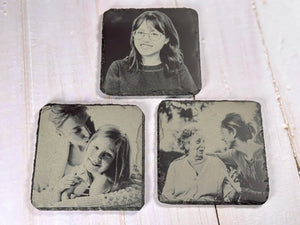 Gruppbild av graverade underlägg i skiffer med eget foto.