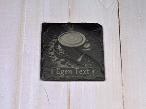 Underlägg i skiffer med motiv av kaffekopp och personlig gravyr – stilfull detalj för kaffe-älskaren