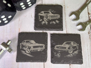 Graverade underlägg i skiffer med motiv av klassiska amerikanska muskelbilar från 60- och 70-talet.