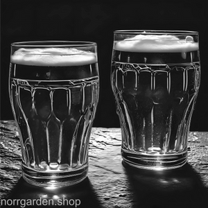 Personligt graverat skifferunderlägg med ölglas och grogglas – rustik känsla för varje tillfälle