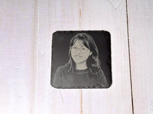 Exempel på underlägg i skiffer med graverat porträtt