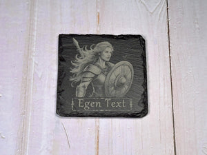 Skifferunderlägg med vikingamotiv och personlig gravyr – exempel med eget namn