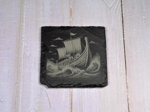 Underlägg i skiffer med enbart vikingamotiv – rustik och kraftfull känsla