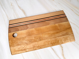 Handgjord unik skärbräda i björk, amerikansk valnöt och afrikanskt rosenträ, slipad len och behandlad med olja och bivax.
