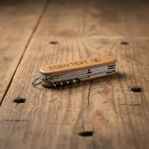 Victorinox Huntsman fickkniv i trä med personlig gravyr – perfekt present till fars dag