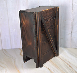 Vinboxhållare i återvunnet trä – produktbild Baksida